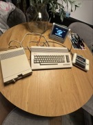 Commodore 64 czerwona dioda folia na emblematach