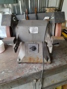 Mocna jednofazowa szlifierka stołowa Elna o mocy 850 Watt.