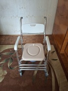 Wózek/krzesło toaletowe na kółkach