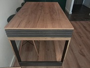 Stół do salonu jadalni.