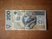 Banknot 200zł z 1994 roku z rosnącą czcionką numeru seryjnego.