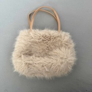 Beżowa futrzana torebka z dodatkowym paskiem – nowa