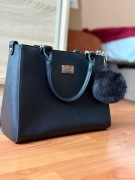 Czarna torebka Flora&Co Paris – elegancka, kuferek, pasek + pompon