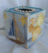 Chustecznik drewniany  ręcznie zdobiony techniką decoupage. 