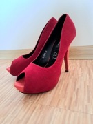 Czerwone obłędne szpilki