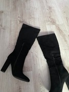 Czarne kozaki na słupku 