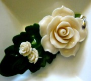 Kremowe róże z korala, wisior i kolczyki, srebro