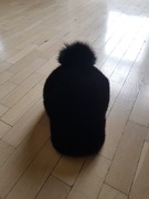 Czapka z daszkiem i pomponem