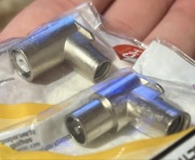 Dwie kątowe antenowe złączki Telmor/Libox: wtyk WKW-506 i gniazdo WKG-506