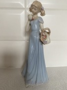 Figurka porcelanowa dziewczyny z koszykiem kwiatów NAO?