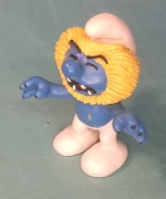 Figurka Smerfa Lwa firmy Schleich z 2010 roku.