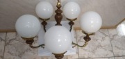 Żyrandol mosiężny z elementami porcelany w pełni sprawny. 