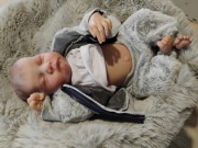 Nowa pełnowinylowa lalka typu Reborn śpiący chłopiec 