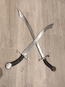 Dwa zakrzywione hartowane miecze bojowe