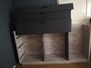 Komoda wysoka długa szara z szufladami 