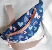 Piękna dziecięca nerka dla dziewczynki w serduszka Kids Croosback biodrowa