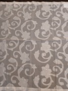 Bialy transparentny obrus z kwiatowym wzorem 80x80