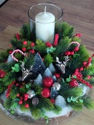 Świąteczny stroik na drewnianej podkładce