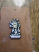 Metalowa Emaliowana Przypinka Pin - Frog Żaba z kubkiem