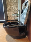 Czarna miska WC podwieszana Cubic z deską wolno opadająca 