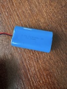 akumulator litowo-jonowy (Li-ion) o specyfikacji 3.7V i pojemności 5200mAh.