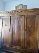 Przedwojenna Trzydrzwiowa szafa z litego drewna 