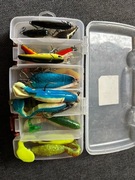 Zestaw Przynęt na Szczupaka – Woblery, Gumy, Blachy + Szczypce – 145 zł