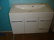 Zestaw mebli łazienkowych firmy Devo. Kolor biały lakier połysk.