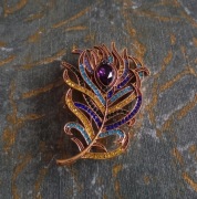 Nowa broszka kolorowe pawie piórko wysadzane diamentami, szafirami,rubinami