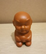 Pamiątka z Chin sikająca figurka mnicha