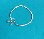 Bransoletka na nogę z koralików na gumce Biała