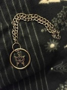 krótki naszyjnik z grubym łańcuchem, ringiem i zawieszką z motylem