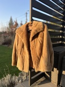 Futro z norek w kolorze beżowym miodowym