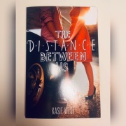 The distance between us książka po angielsku 