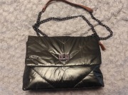 PIKOWANA torebka khaki na łańcuszku