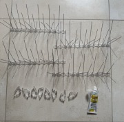 Zestaw: Kolce przeciw ptakom AVIK R200 + klej + uchwyt