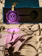 Brelok LED wielokolorowy, szklany Volkswagen