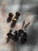 Nóżki i śruby mocujące zegara skarbonki LA PENDASTRAVA oryginał