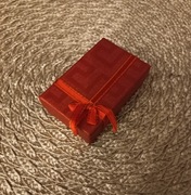 Pudełko prezentowe czerwone ozdobne prezent małe z kokardką kokardą ładne 