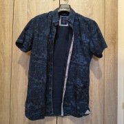 Koszula CARRY motyw świata podróżnik rozmiar L jak nowa