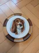Ozdobny talerz w drewnianej ramce z wizerunkiem psa Cocker Spaniela