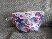 Kosmetyczka damska biała w kwiatki Yves Rocher 