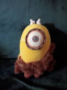 Minionek jaskiniowiec maskotka minionki