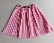 Plisowana spódnica z łańcuszkiem różowa 122/128