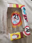 Dwa kufle do piwa oraz kieliszek do wódki