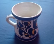 Ceramiczny ręcznie zdobiony kubek / kufel Korond - Rumunia, podpis zdobnika