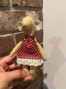 Mała myszka handmade pluszaczek w sukience w kropki – haft