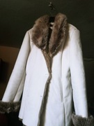 Korzuszek krotki brudna biel guziki kolnierz