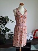 Elegancka sukienka w kwiaty różowa pudrowy róż z koronką dekolt v