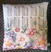 PODUSZKA Z TABLICZKĄ MNOŻENIA 40X40 - kwiatki